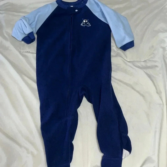 18 month Gerber fleece pjs - Picture 4 of 4